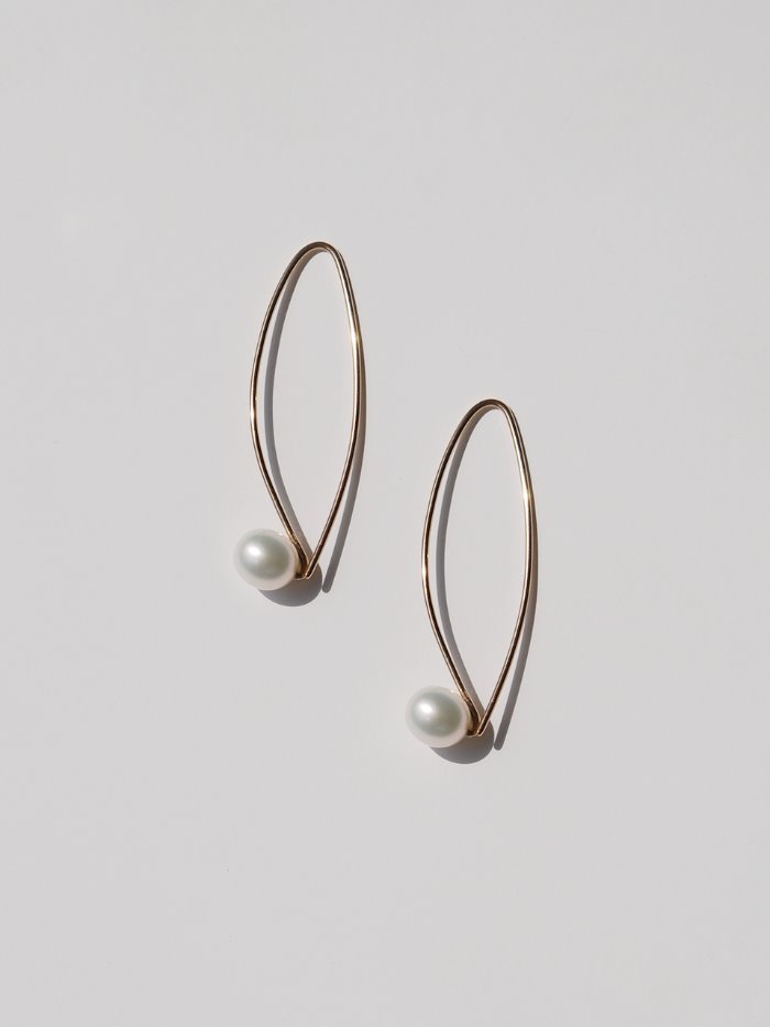 simple line gold pearl earrings