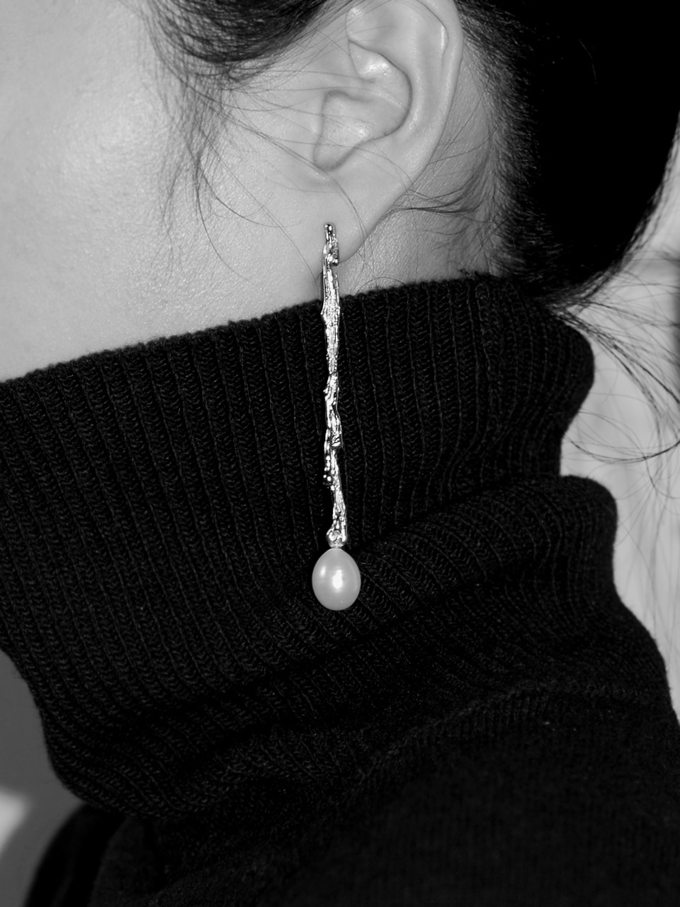 drippings long pearl earring