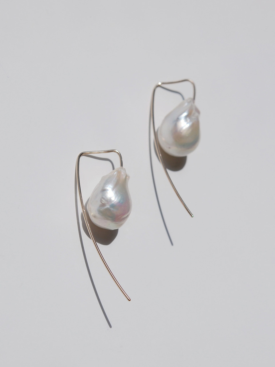 Baroque pearl 14k gold earring