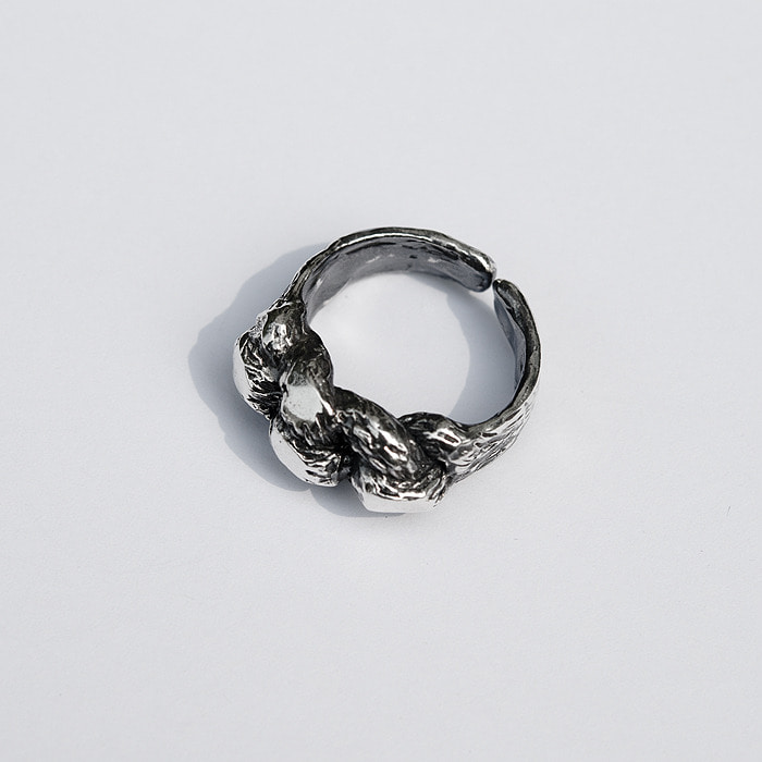 Knot bold ring