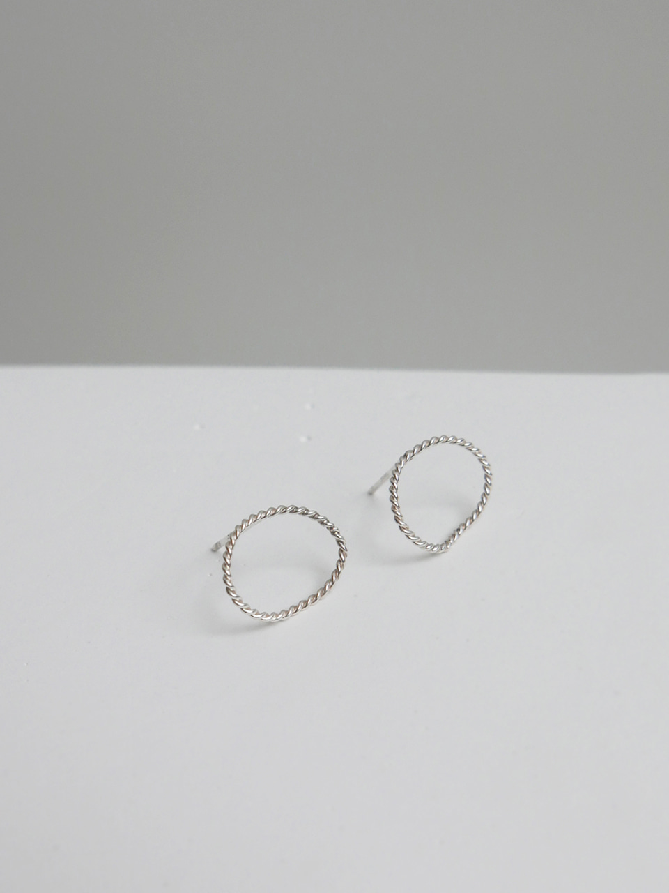 twist  small oval earrings 작은타원귀걸이